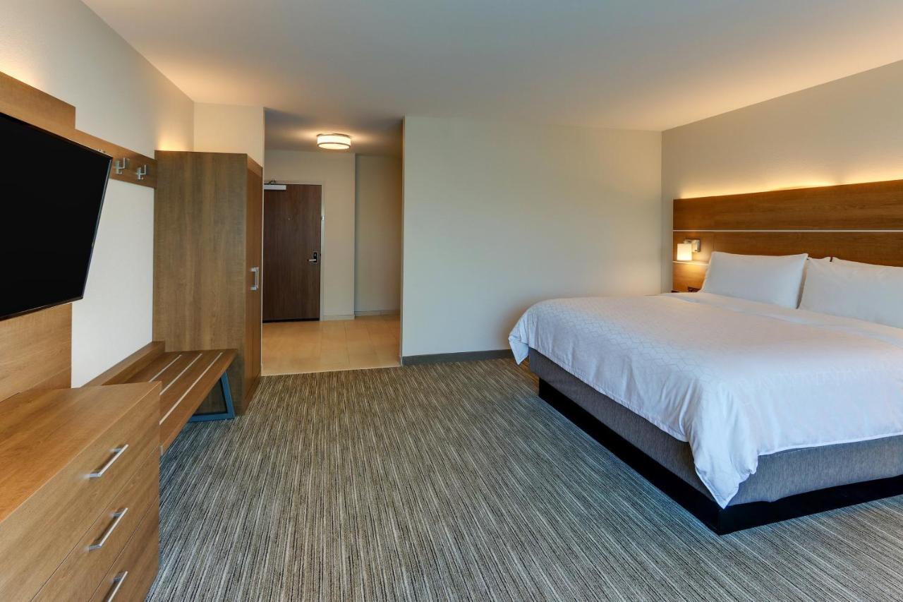 Holiday Inn Express & Suites - Roanoke - Civic Center Exterior photo